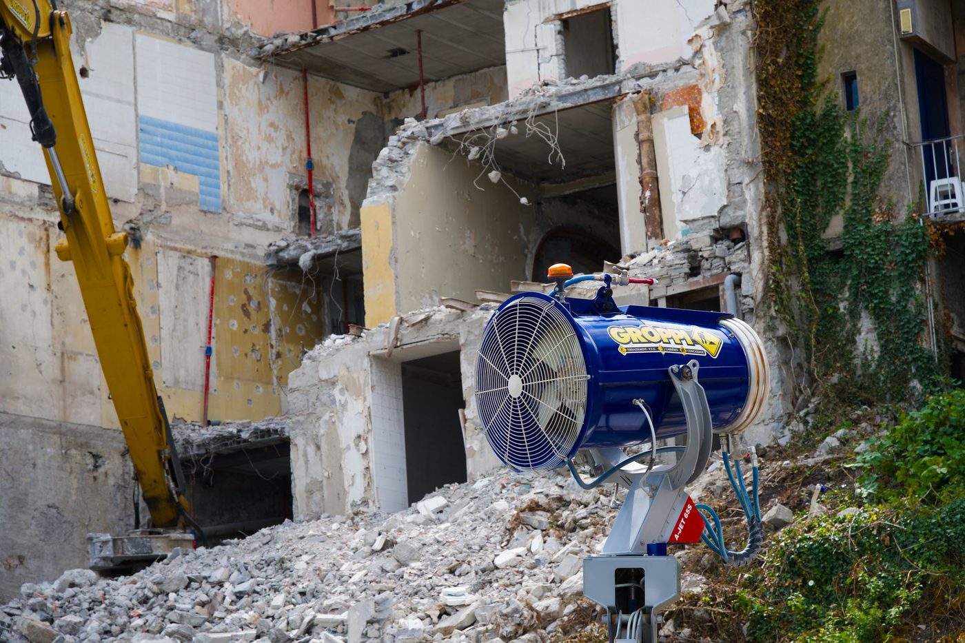 Arbeider sterft onder ingestort beton van 2 op 2 meter bij afbraakwerken in Woumen
