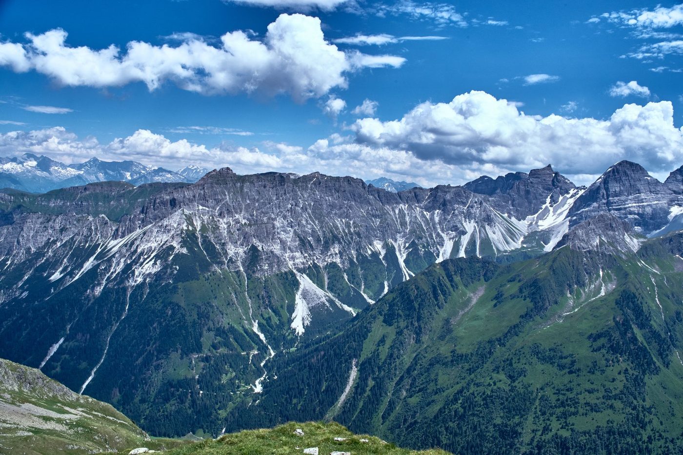 Zoon kijkt machteloos toe: vader (64) stort 80 meter naar beneden in Oostenrijkse Alpen