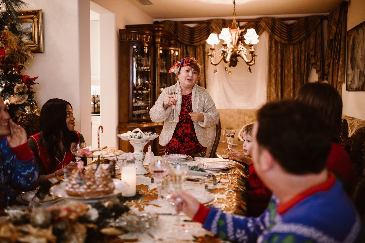 The Invite: lachen tot het ongemakkelijk wordt — en dan wordt het stil