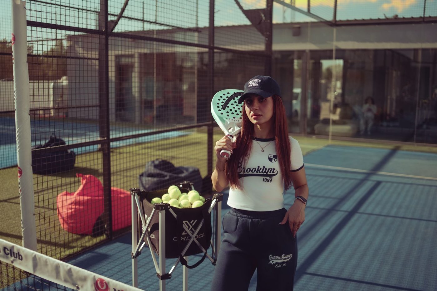 Bruidspaar krijgt 11.000 tennisballen cadeau en is uren aan het opruimen