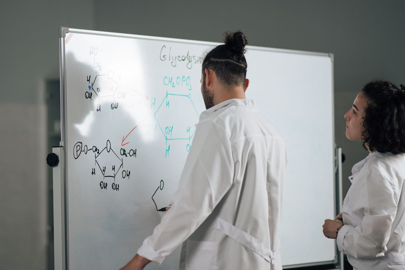 Nieuw AI-raamwerk PROBE optimaliseert medicijnontwikkeling via 'probing'-methode