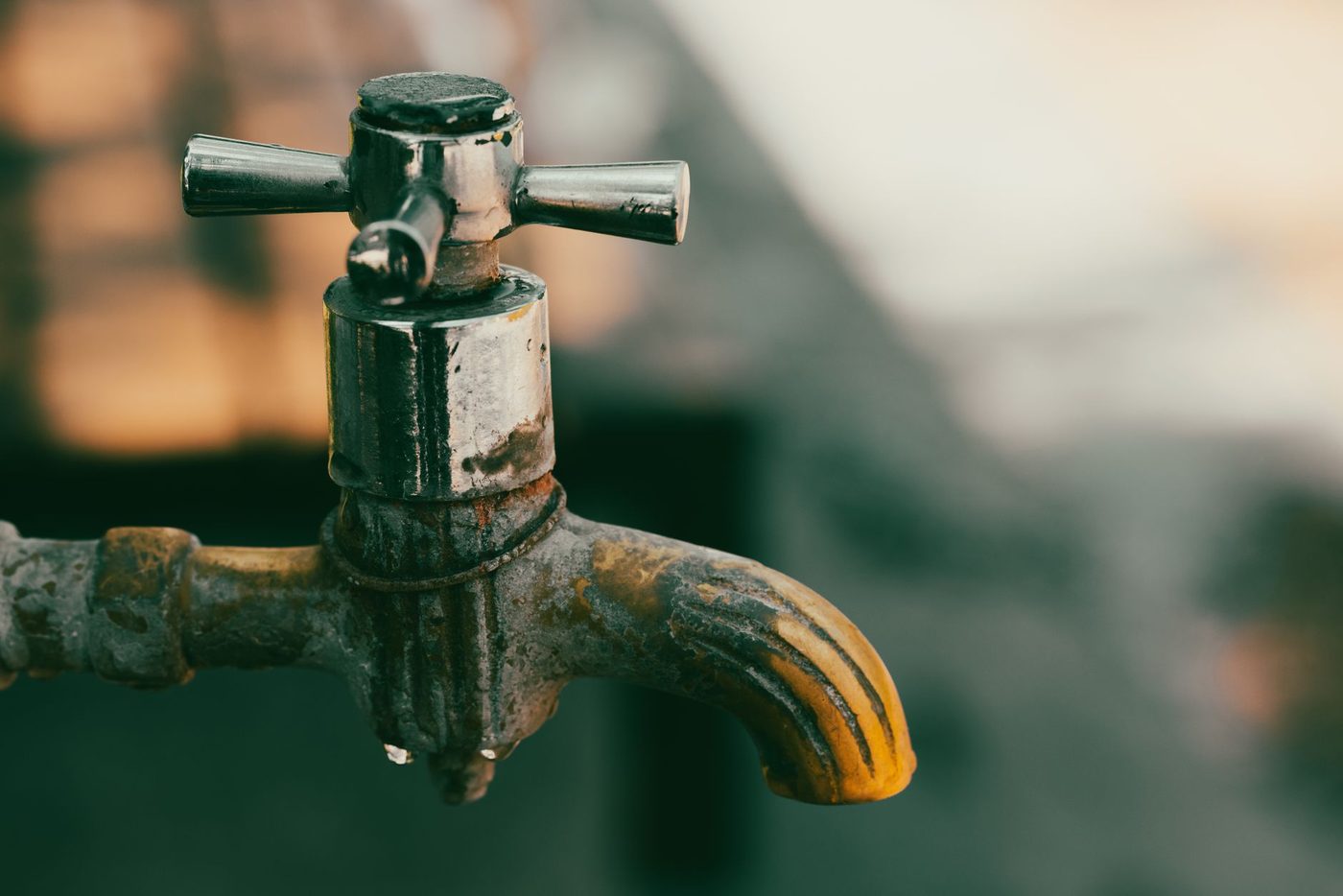 Elektrische lading in waterdruppels versnelt corrosie van metalen