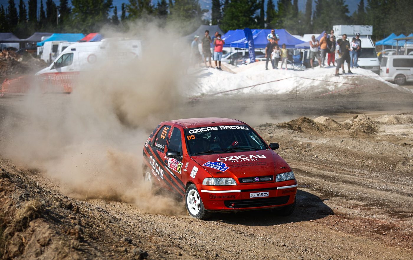 Racewagen breekt door twee afsluitingen: begeleider in levensgevaar na crash op autocross