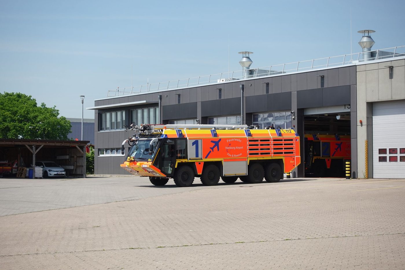 Parkeerplaats in vlammen bij Parijse luchthaven: tientallen auto's verwoest, banen tijdelijk dicht