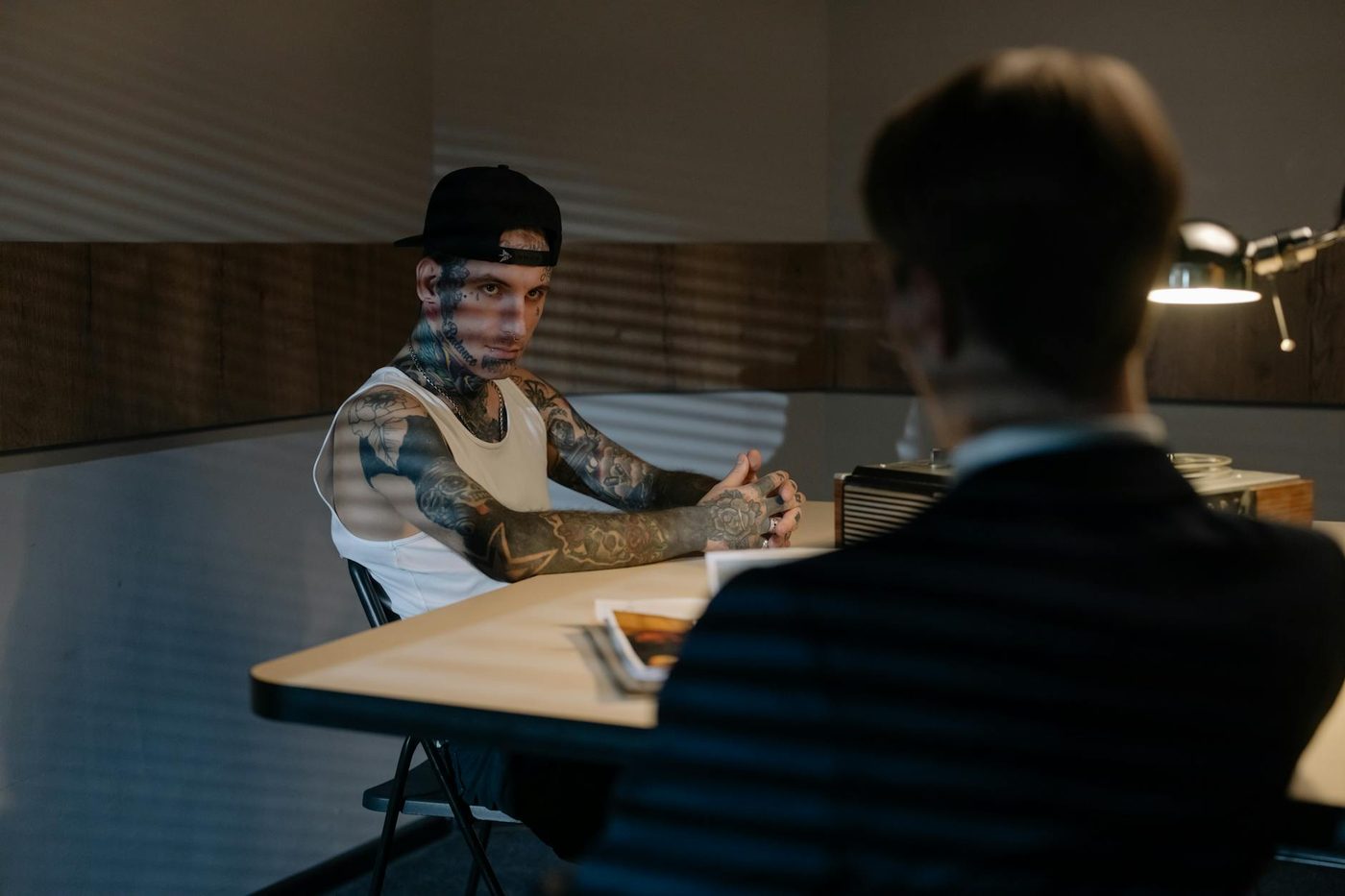 Ernstige mishandeling van beëdigde tolk tijdens politie-verhoor