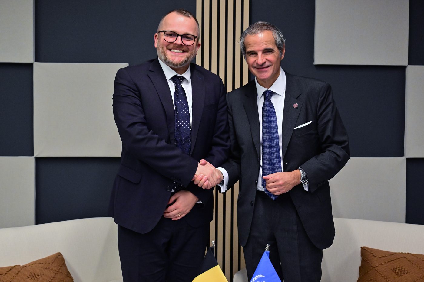 Klimaatactivisten eisen duidelijk energiebeleid van minister Bihet tijdens actie op Muntplein