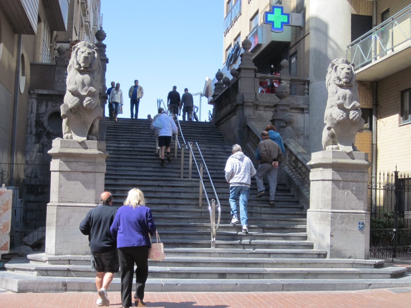 Nederlandse toerist zet auto vast op monumentale trap Blankenberge: "Navigatie stuurde me