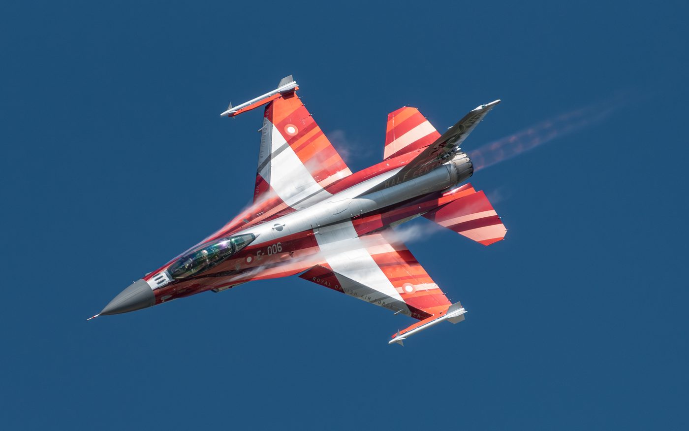 Amerikaanse F-16 stort neer op Duitse vliegbasis
