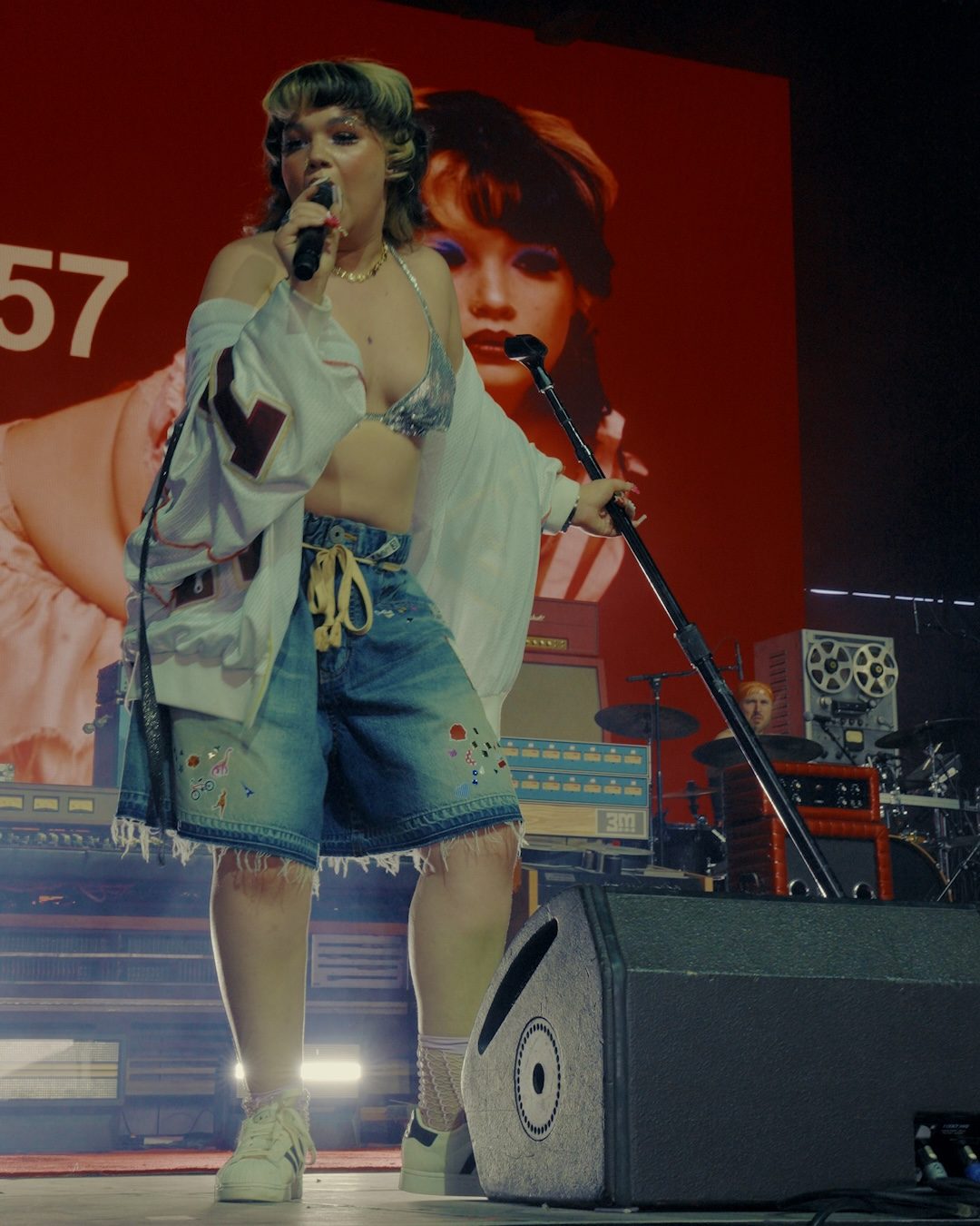 Lola Young openhartig over drugsverslaving na podiuminstorting