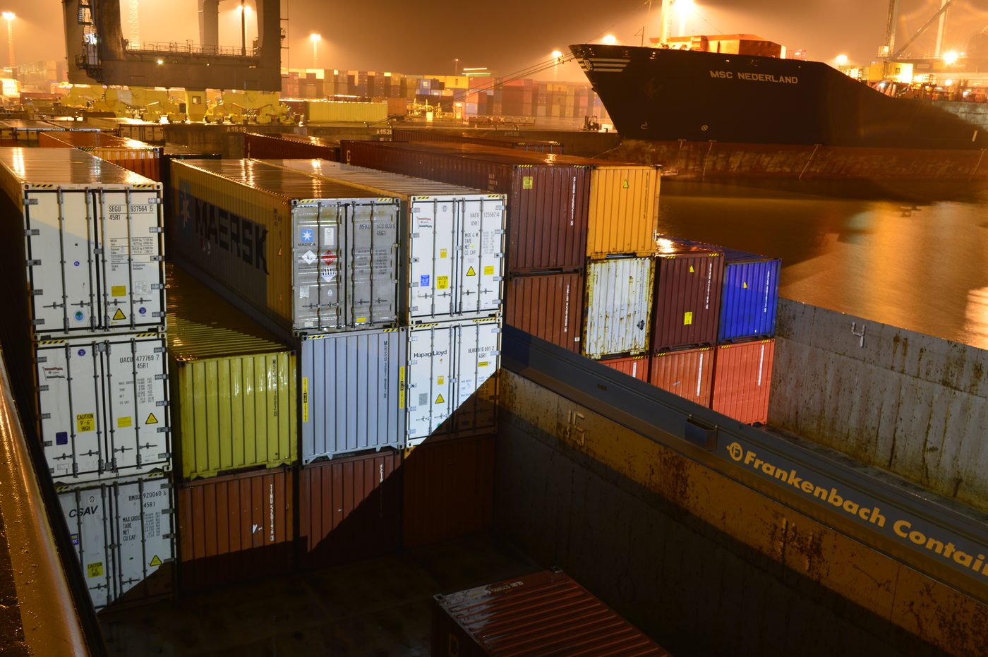Olielek in Deurganckdok: gat in containerschip legt deel haven stil