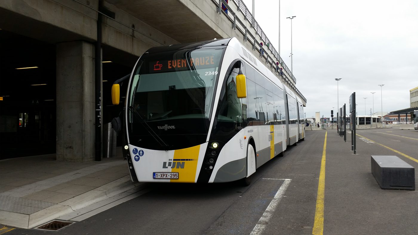 Bus van De Lijn belandt in voortuin in Overijse: chauffeur gewond
