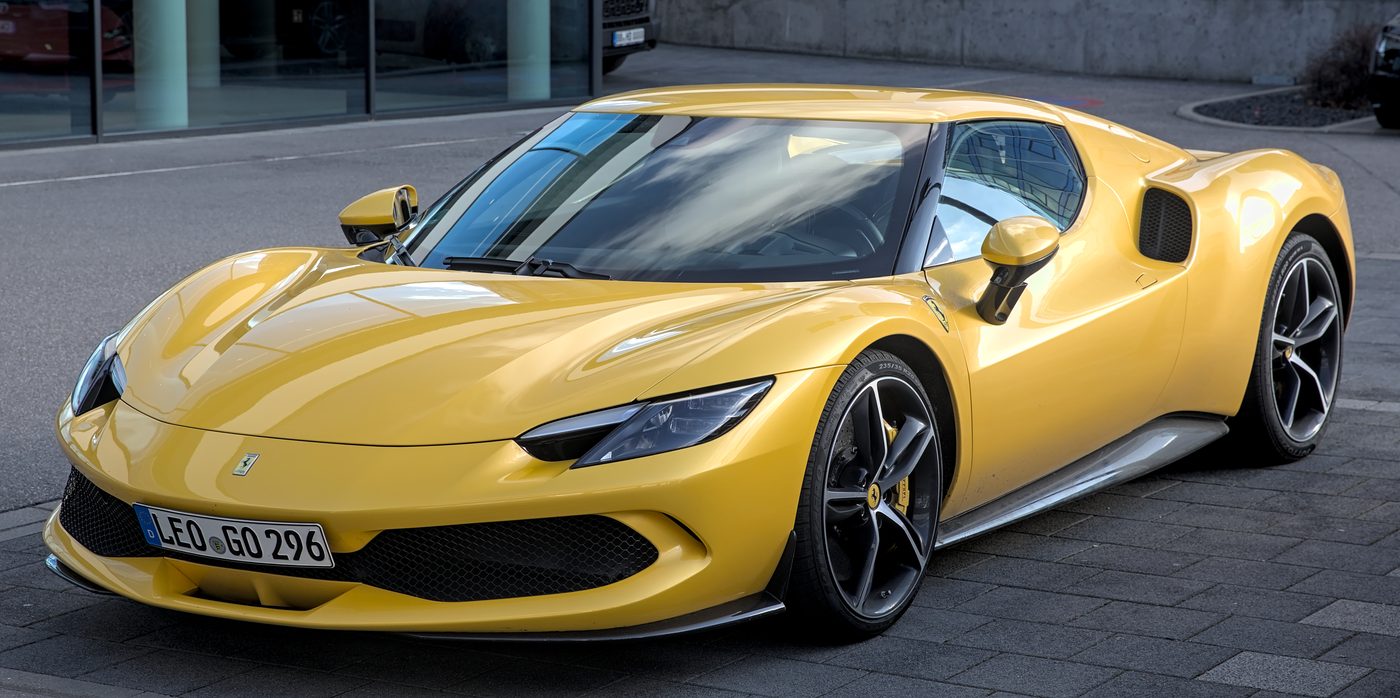 Nederlandse coureur redt Britse collega uit brandende Ferrari