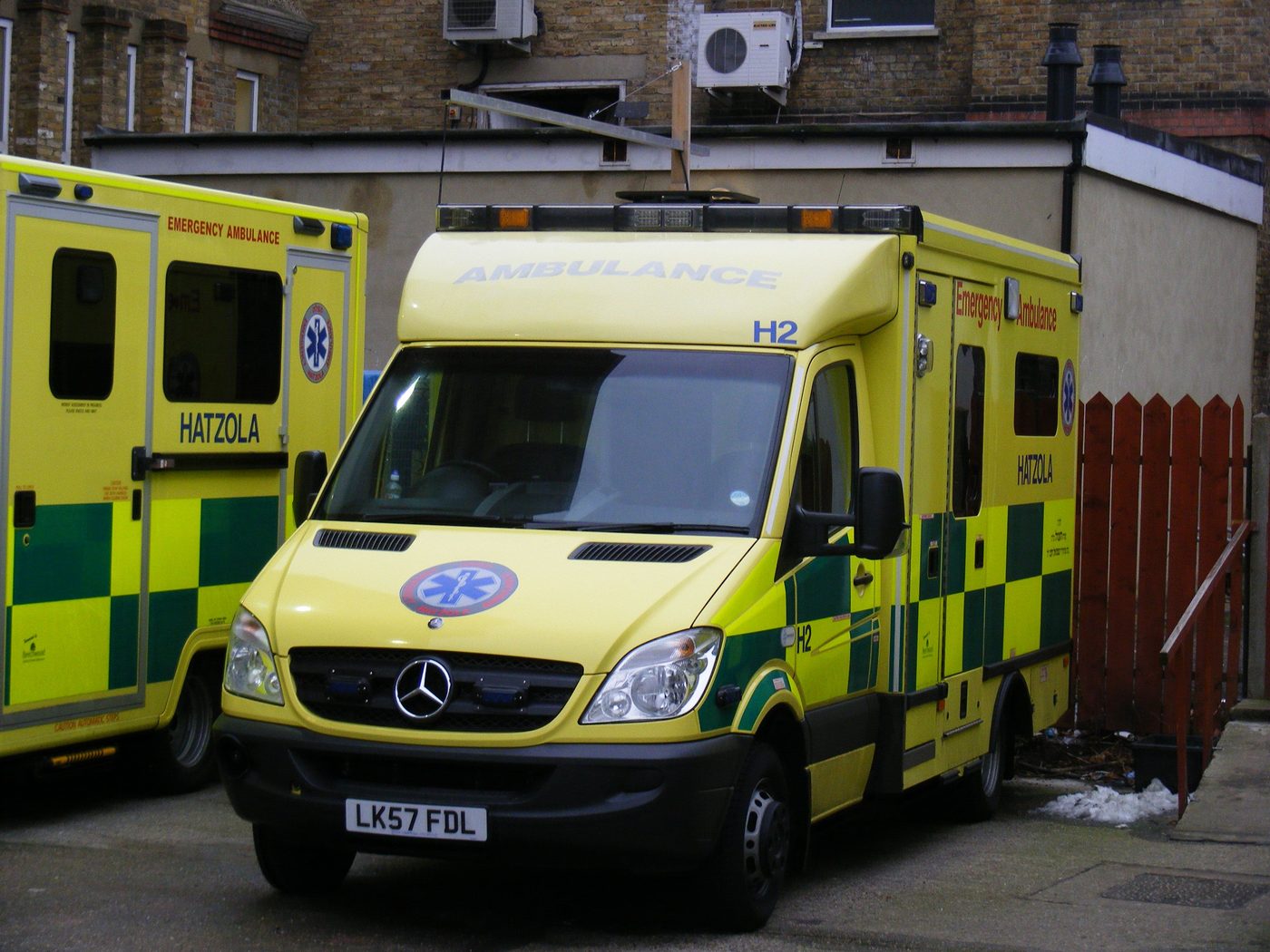 Drie mannen aangeklaagd na brandstichting Joodse ambulances in Londen