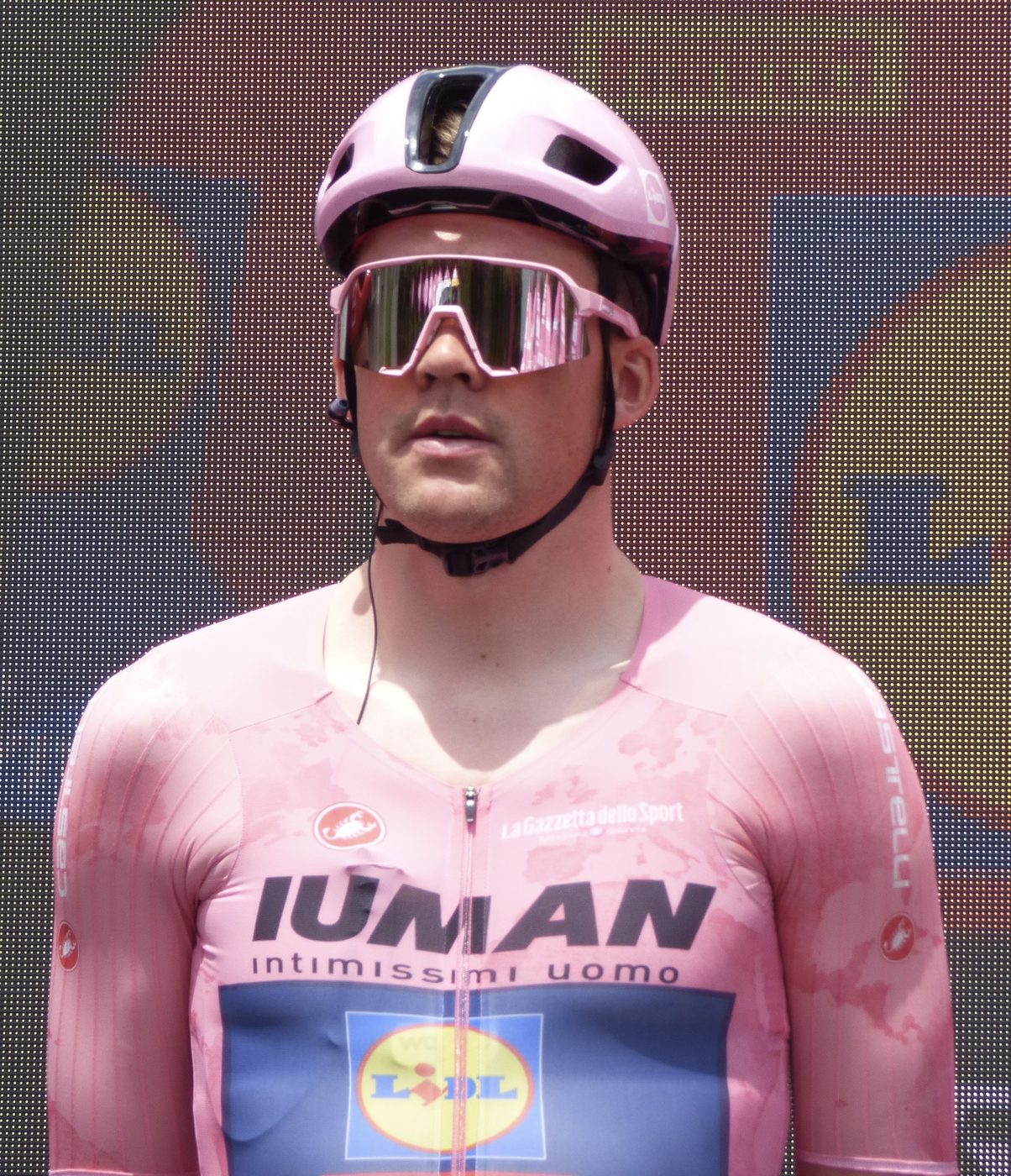 Mads Pedersen veilt eigen Tour-spullen: zo stuurt hij twee talenten naar het WK