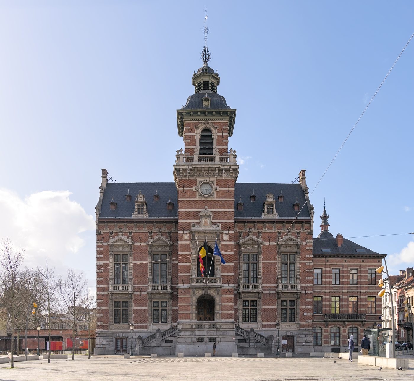Zwaar wapen op politiekantoor Anderlecht: daders blijven spoorloos