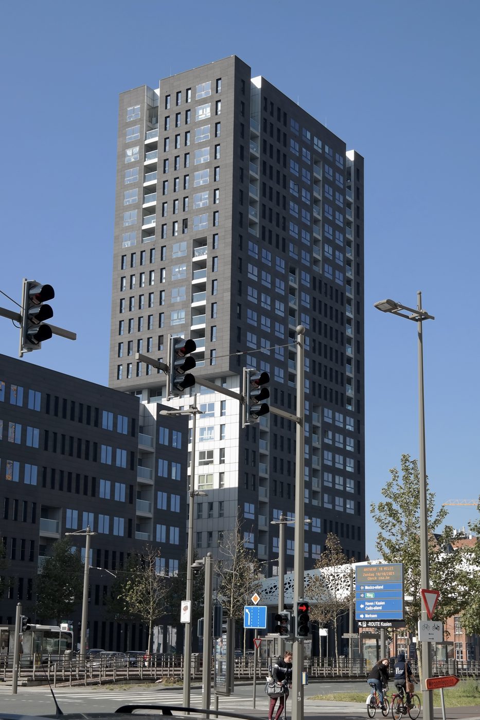Twee gewonden na brand in Antwerpse London Tower: brandstichting vermoed