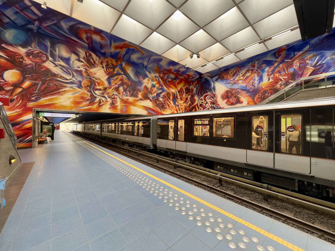 Man vast in rolluik Brusselse metro: been ernstig verwond, en het is niet de eerste keer