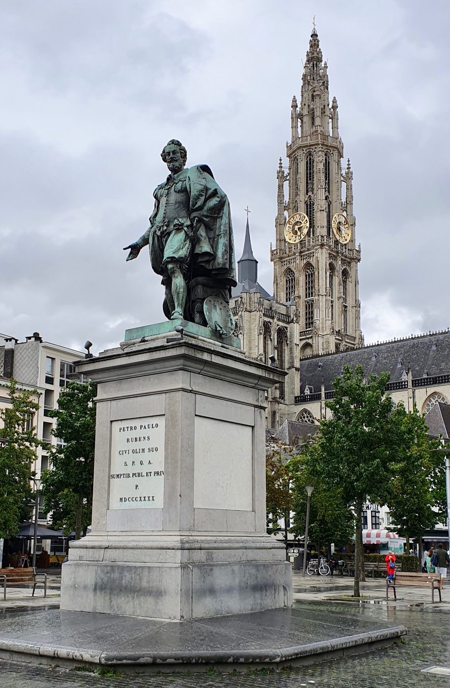 Kerstboom of defect? Antwerpse kathedraal verandert plots in knipperlicht
