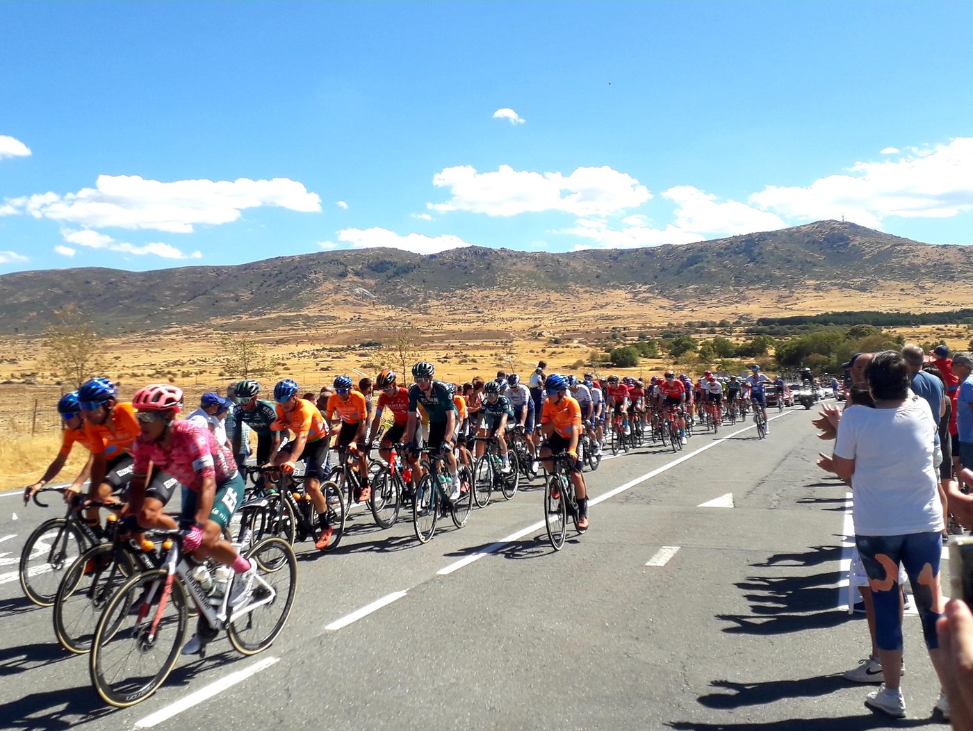 Vuelta-finale stilgelegd: gevaarlijk parcours dooft hoop Van Aert op derde ritzege