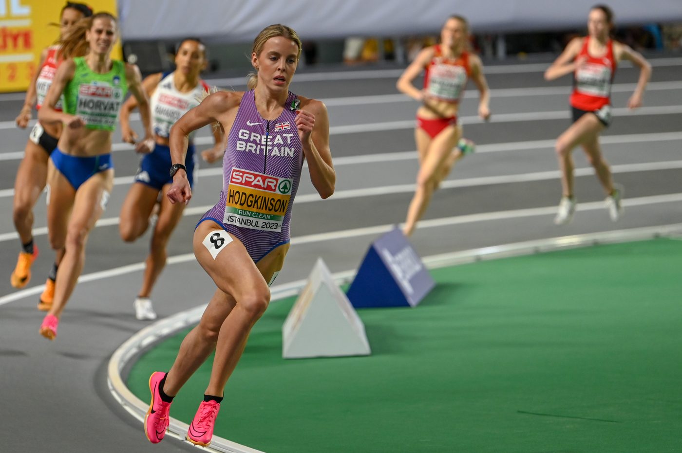 Catwoman op de piste: Hodgkinson wint 800 meter in Londen met aerodynamisch pak