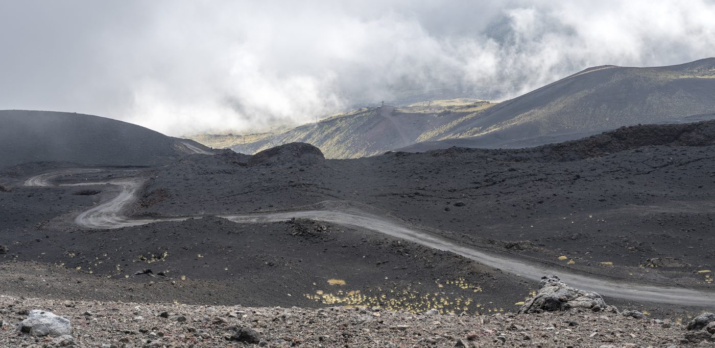 Etna spuwt gigantische aswolk uit: vliegveld Catania sluit de deuren voor alle aankomende vluchten
