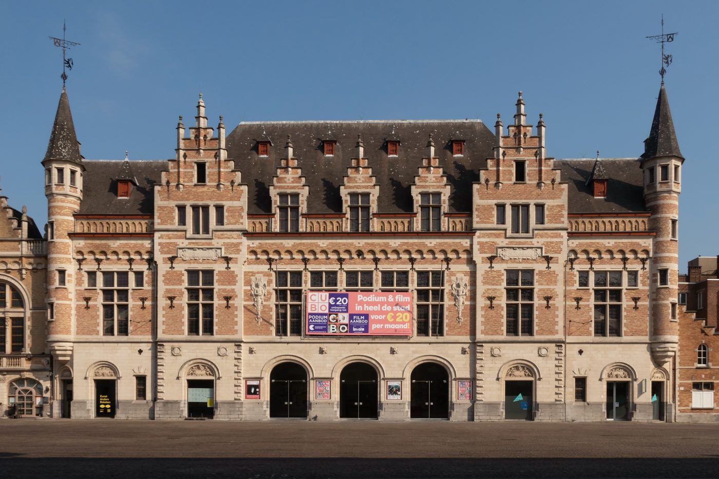 Schouwburg Kortrijk heropent: na drie jaar renovatie nu voor iedereen toegankelijk