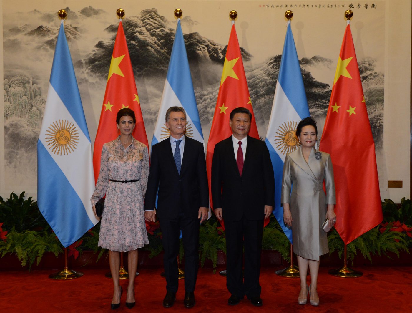Peng Liyuan was beroemder dan haar man – nu staat ze naast de machtigste man van China