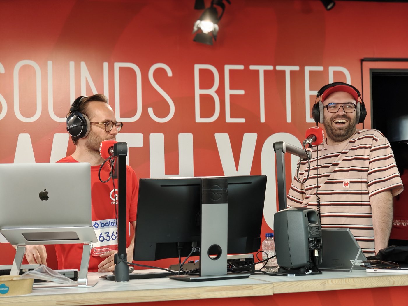 Qmusic-duo Vincent en Emma welkomt eerste kindje: "Zó blij met jou erbij"
