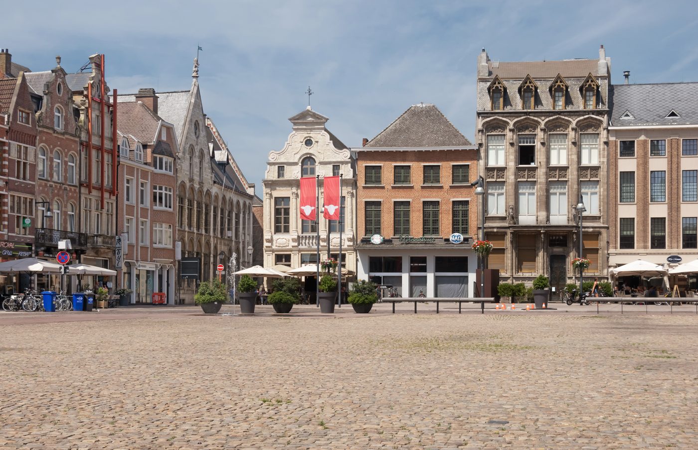Vlak voor concert Bart Peeters legt brand vipruimte en toog op Grote Markt Lier in as