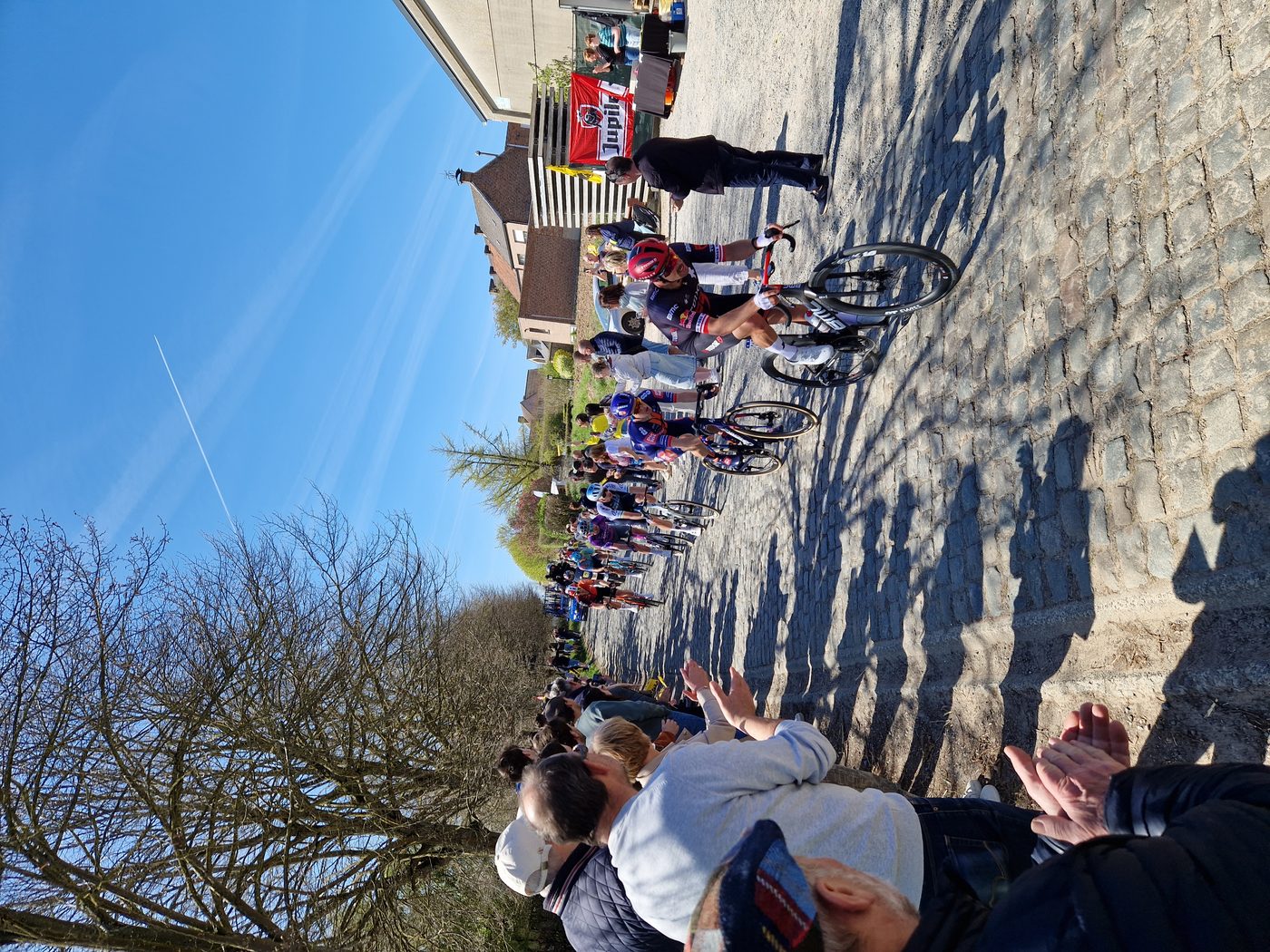 110e Ronde van Vlaanderen gestart in Antwerpen met topfavorieten aan de start