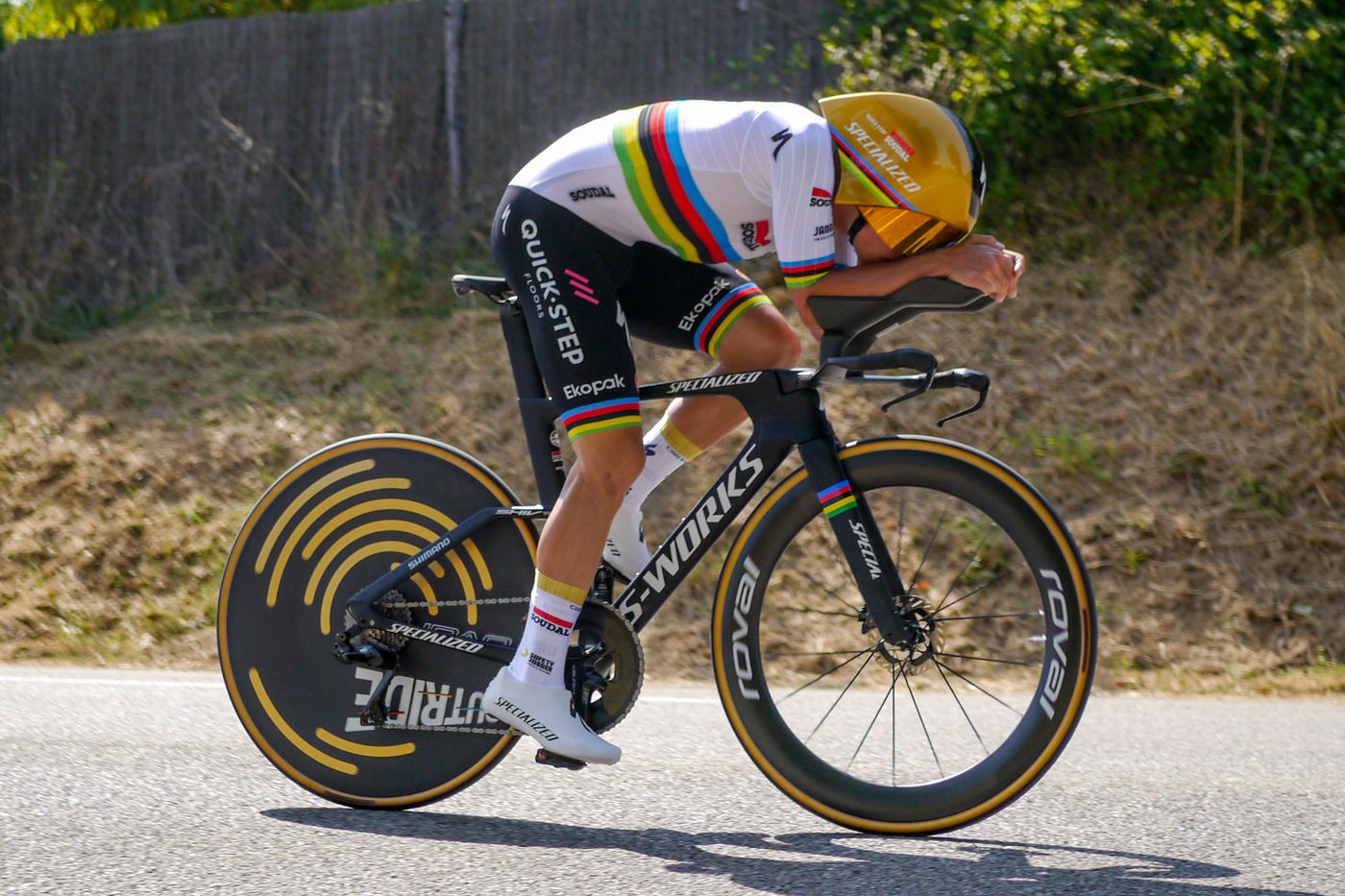 Remco Evenepoel test nieuwe WK-tijdritfiets op Formule 1-circuit: unieke beelden