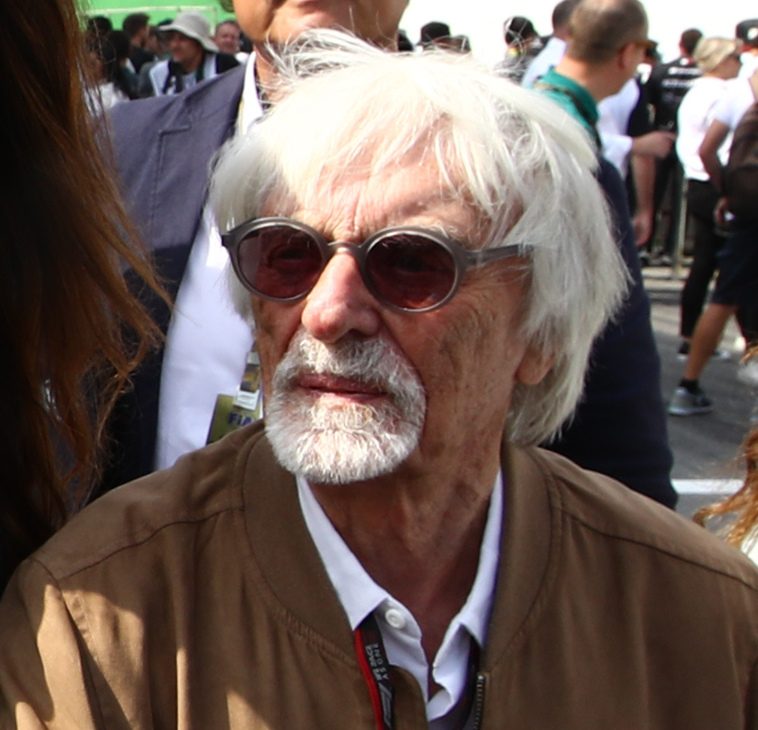 F1-baas Bernie Ecclestone (95) betrapt met jachtgeweer in reiskoffer