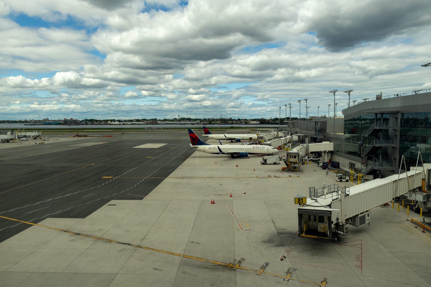 Onderzoek naar vertrek luchtverkeersleiders na dodelijke crash op LaGuardia