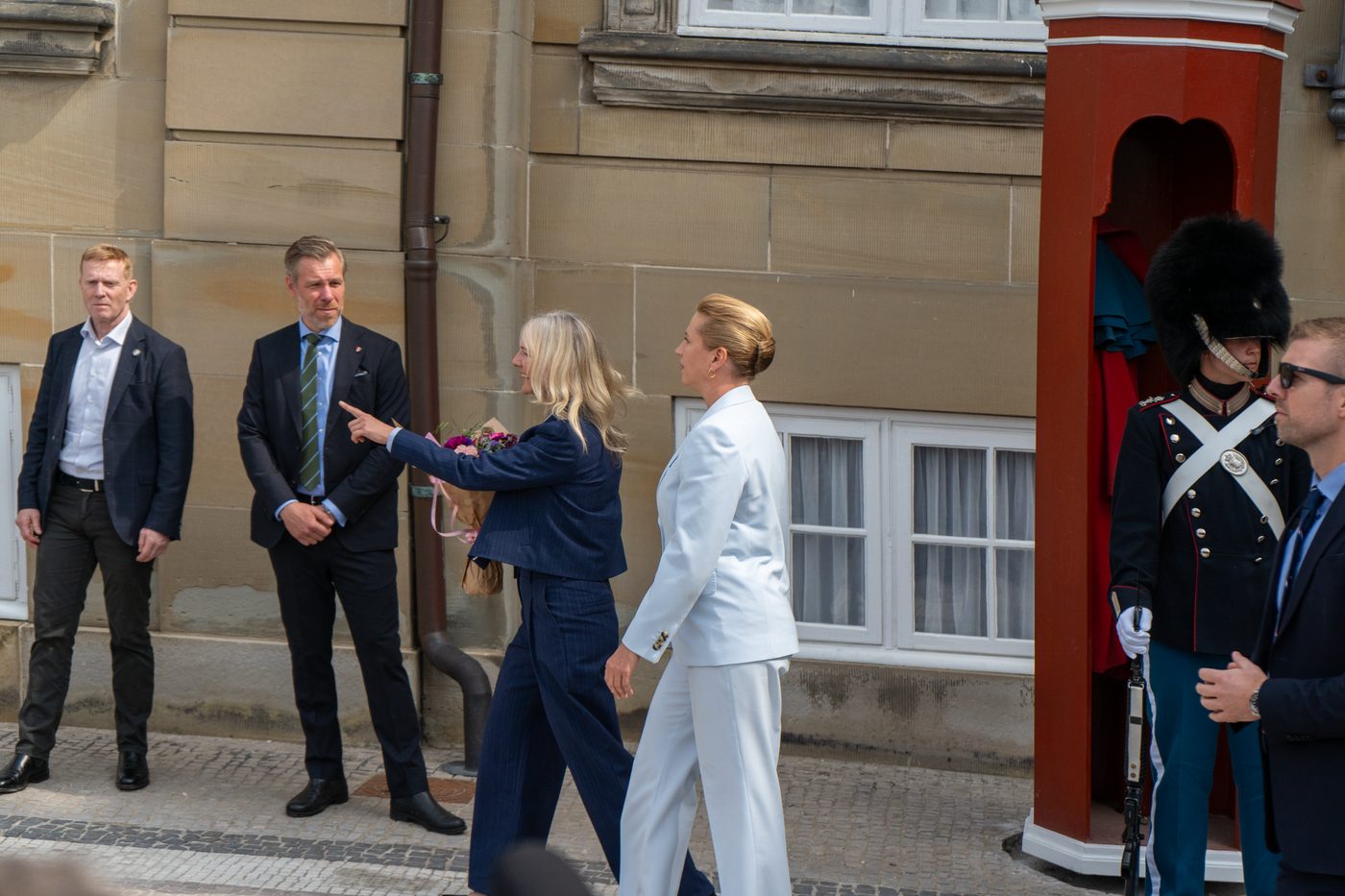 Deense premier Frederiksen slaat terug tegen plastisch chirurg