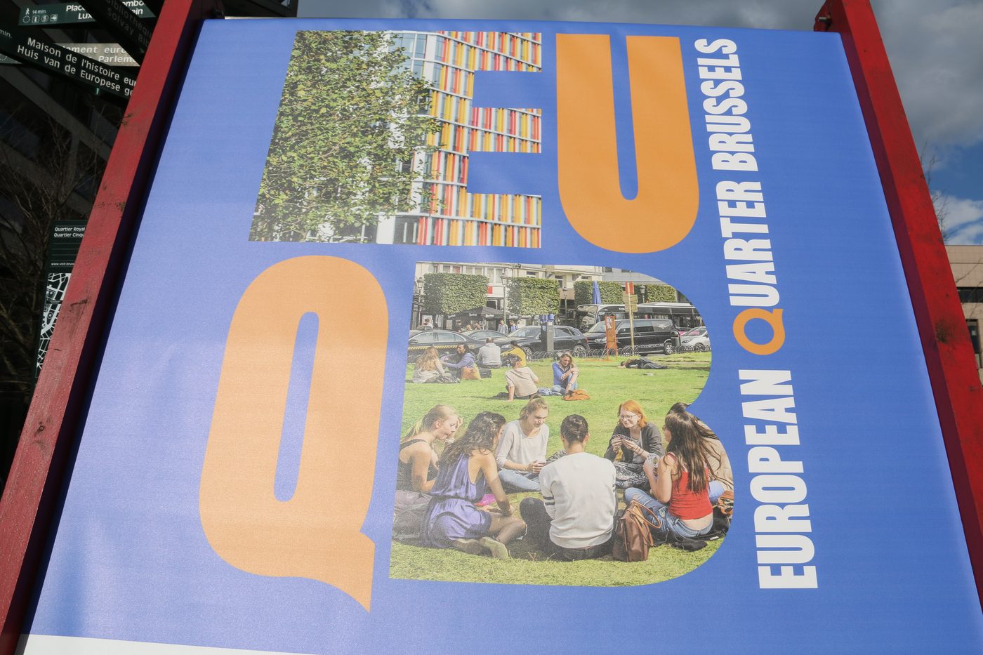 Fototentoonstelling ter ere van slachtoffers aanslagen 2016 vernield in Europese wijk