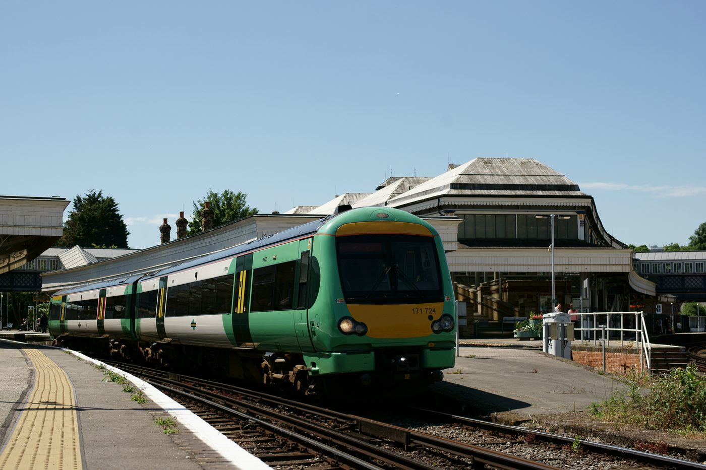 Trein ontspoord in Lewes: grootschalige hulpactie in Zuidoost-Engeland