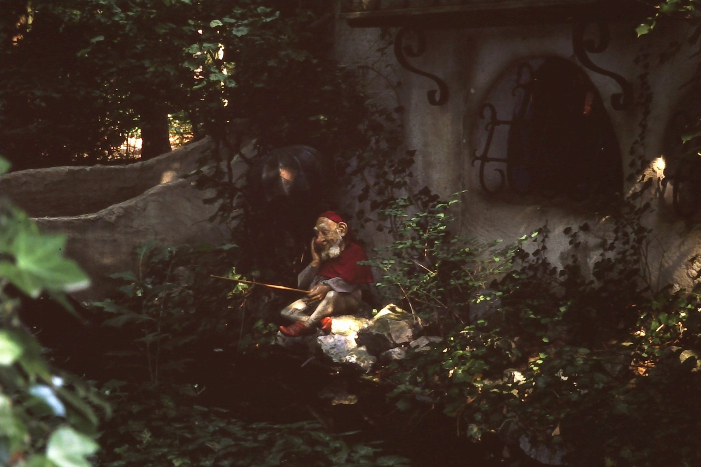 Stiekeme as-verstrooiers in de Efteling: dierbaren belanden in de vuilnisbak