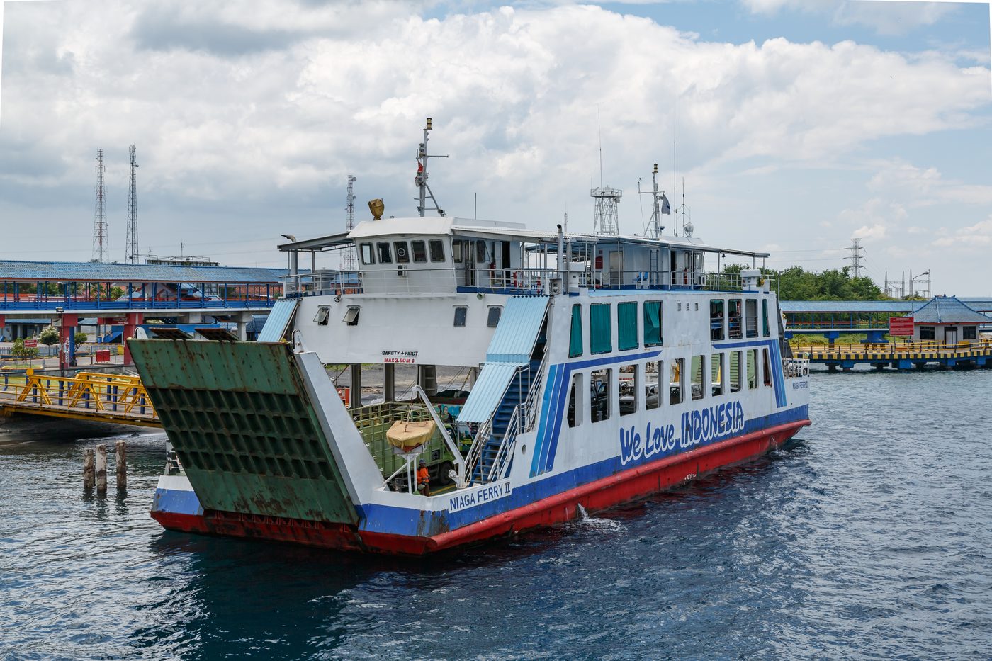 Vijf doden en 41 vermisten: veerboot vliegt in brand voor kust Indonesië, passagiers klimmen van schip