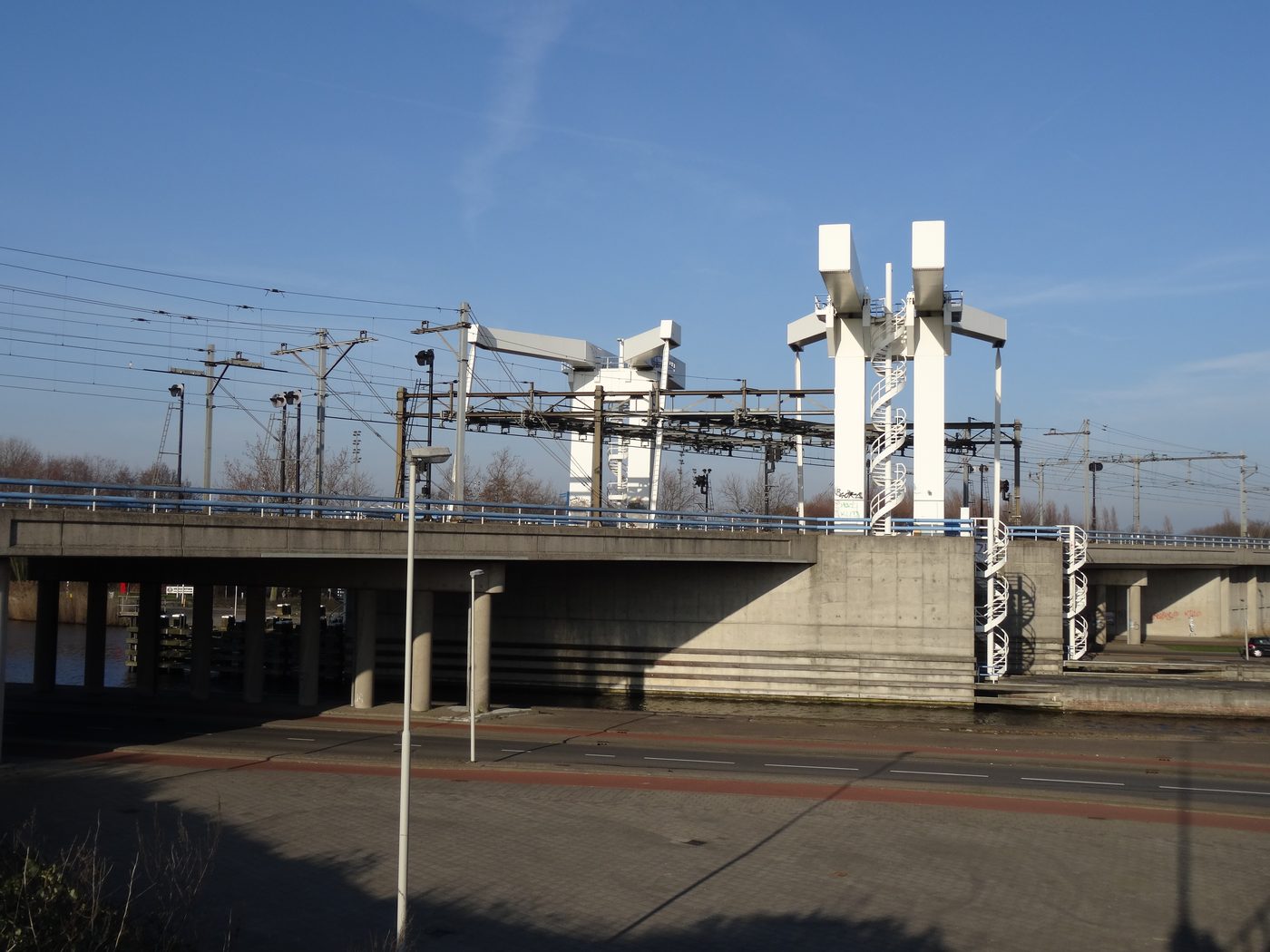 Brandstichting bij spoorbrug Rotterdam: hele dag geen treinen richting Delft