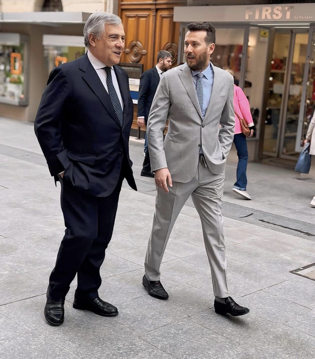 Minirokjes als protest: Italiaanse politica's tarten buitenlandminister
