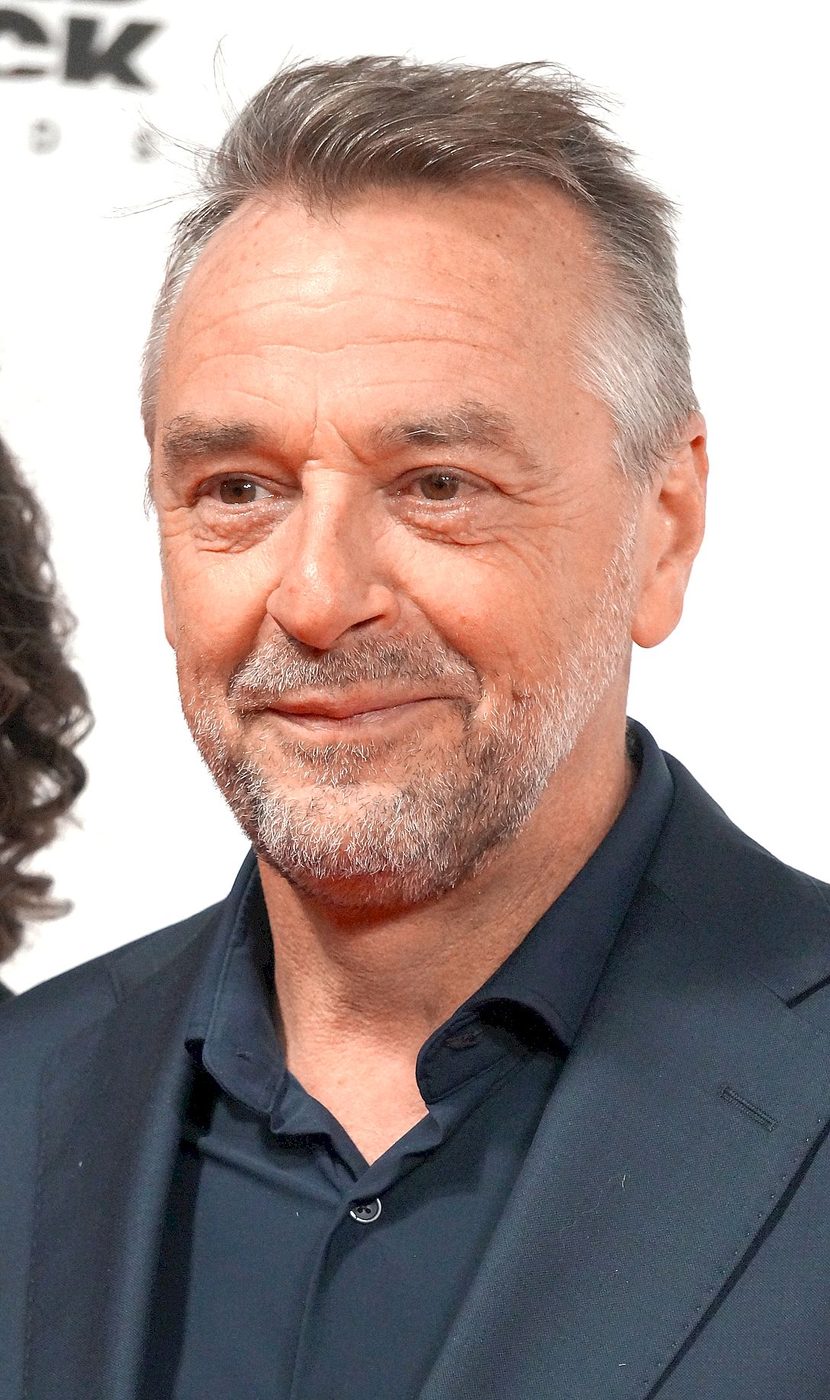 Tom Waes deed het vierde middelbaar drie keer — nu helpt hij jongeren met dezelfde strijd