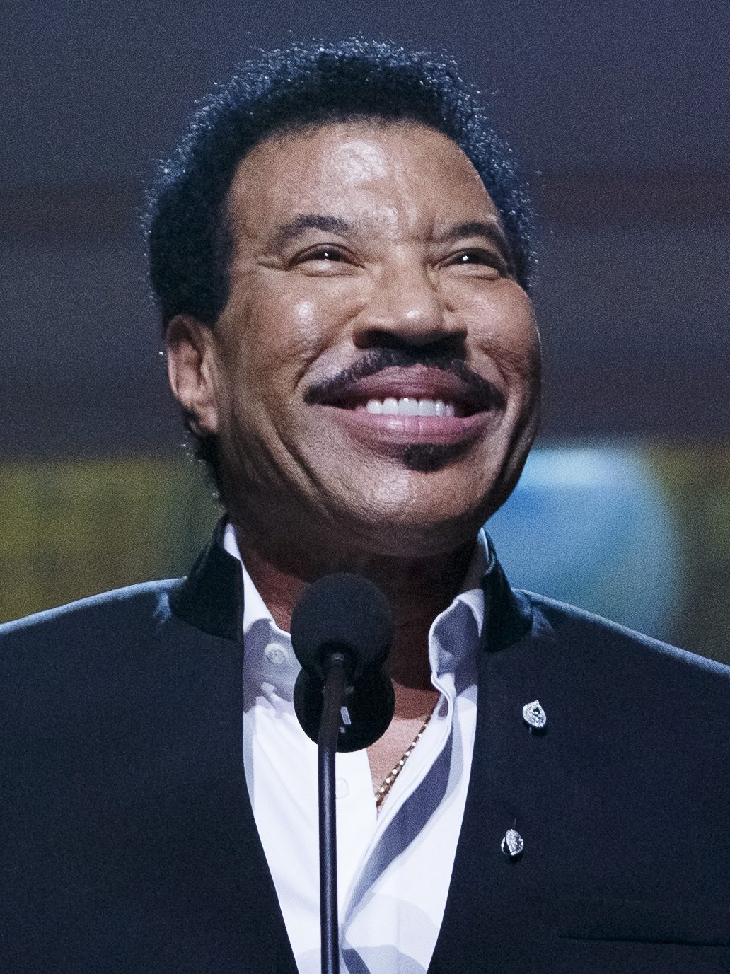 Lionel Richie naar ziekenhuis na onwel worden op podium