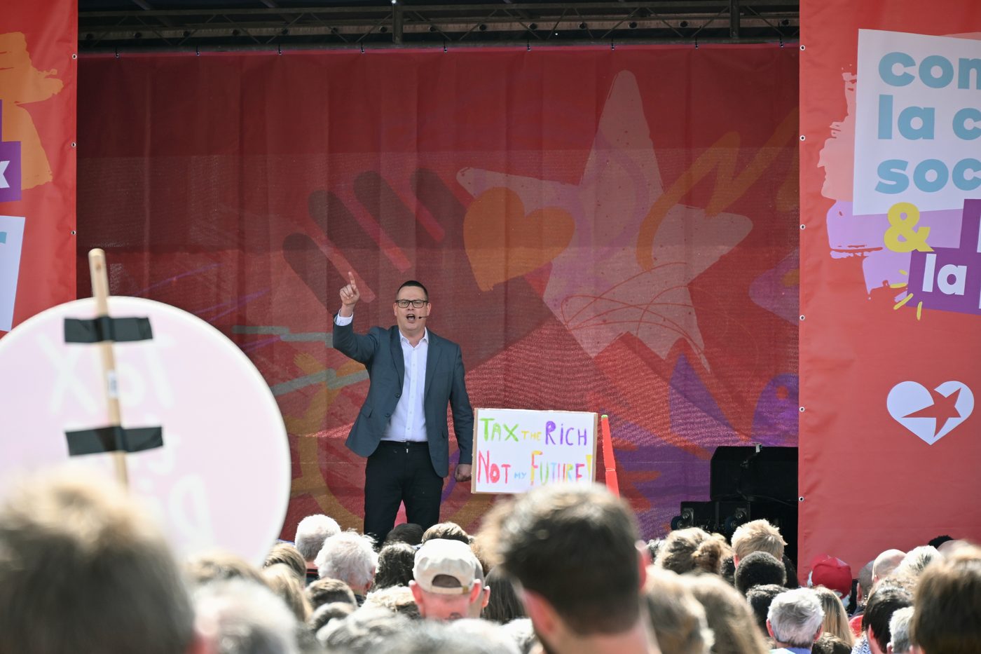 Hedebouw eist substantiële miljardentaks tijdens ManiFiesta
