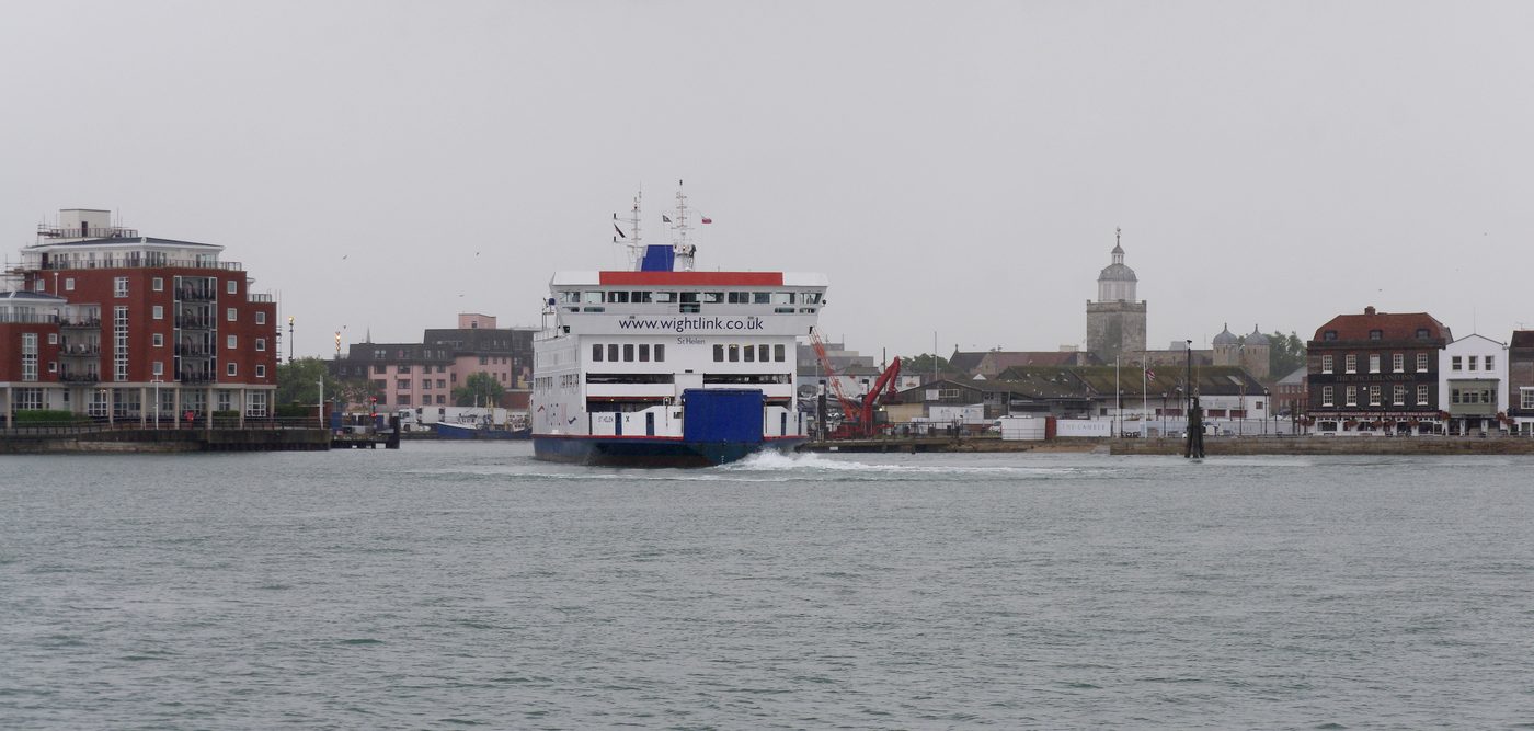 Gemaskerde betogers blokkeren Britse haven: "Stuur ze terug" klinkt door Portsmouth