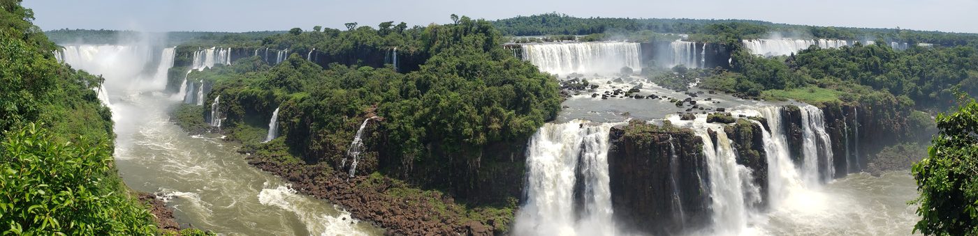 Watervallen zó vol water dat Argentinië toeristen niet meer toelaat