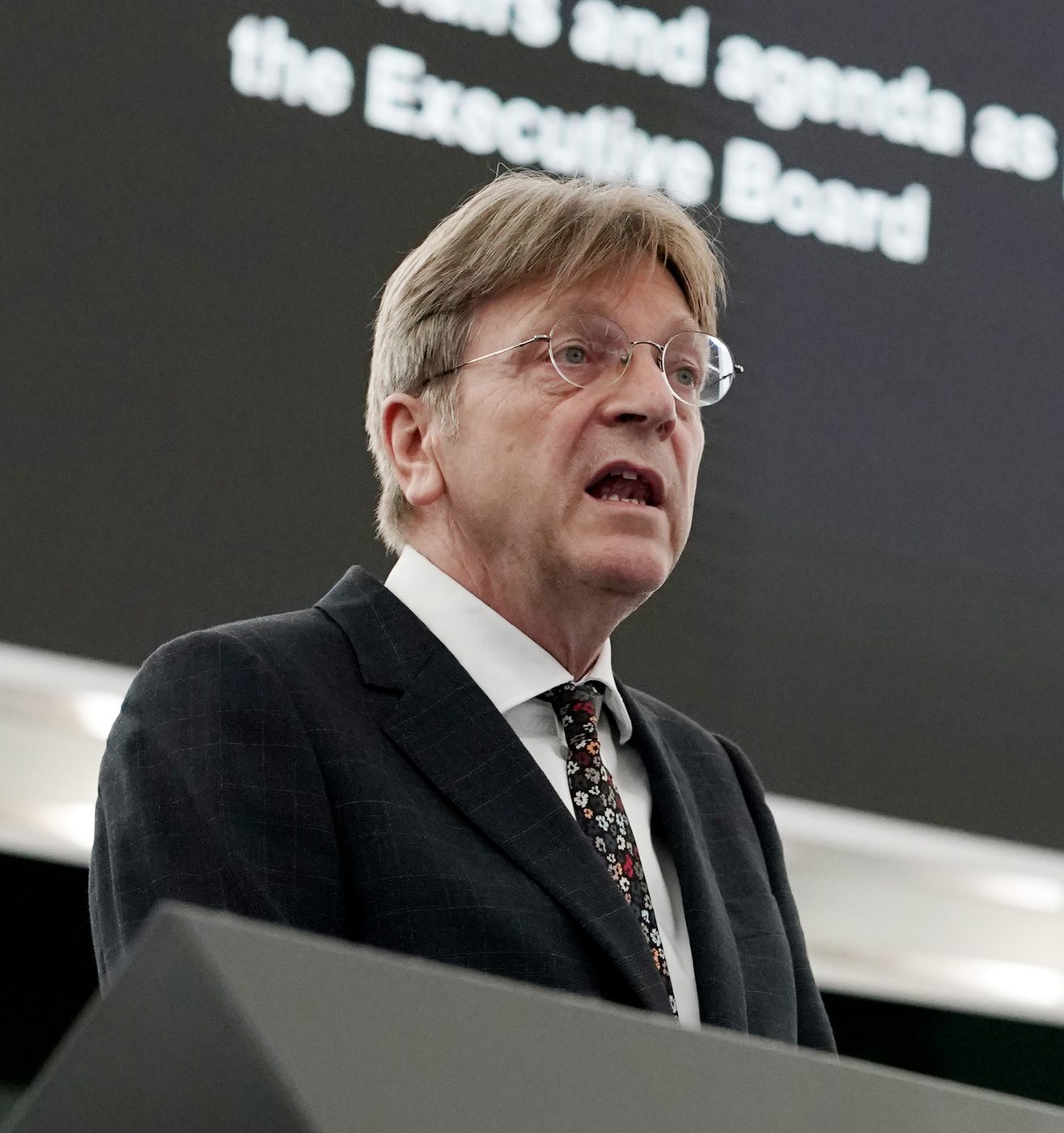 Federale politie onderzoekt Guy Verhofstadt: wat is er met die stagiairs gebeurd?
