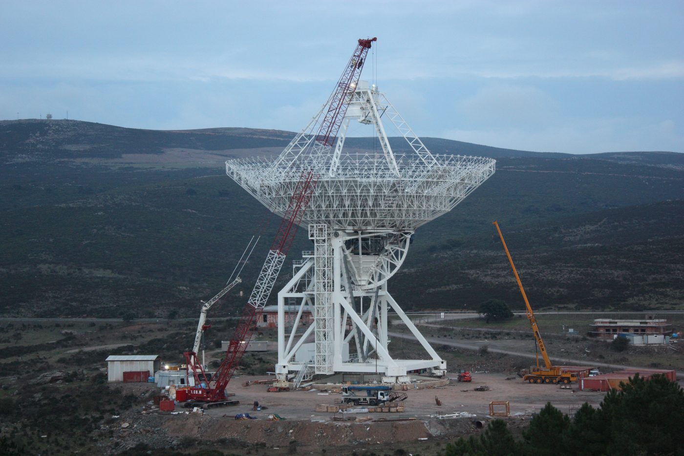 Gemoderniseerde Sardinia Radio Telescope onderzoekt mysterieuze radiosignalen uit de kosmos