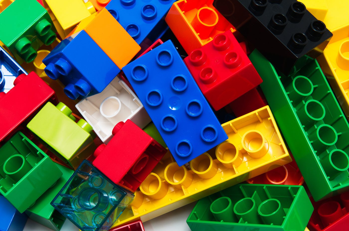 Lego transformeert Brussel-Centraal met pop-up bloemenkiosk van bouwsteentjes