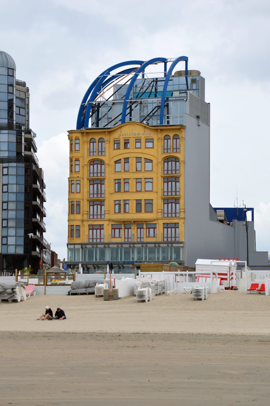 Politie onderschept bijna 1.000 nepmerk-artikelen op avondmarkt en in winkel in Blankenberge