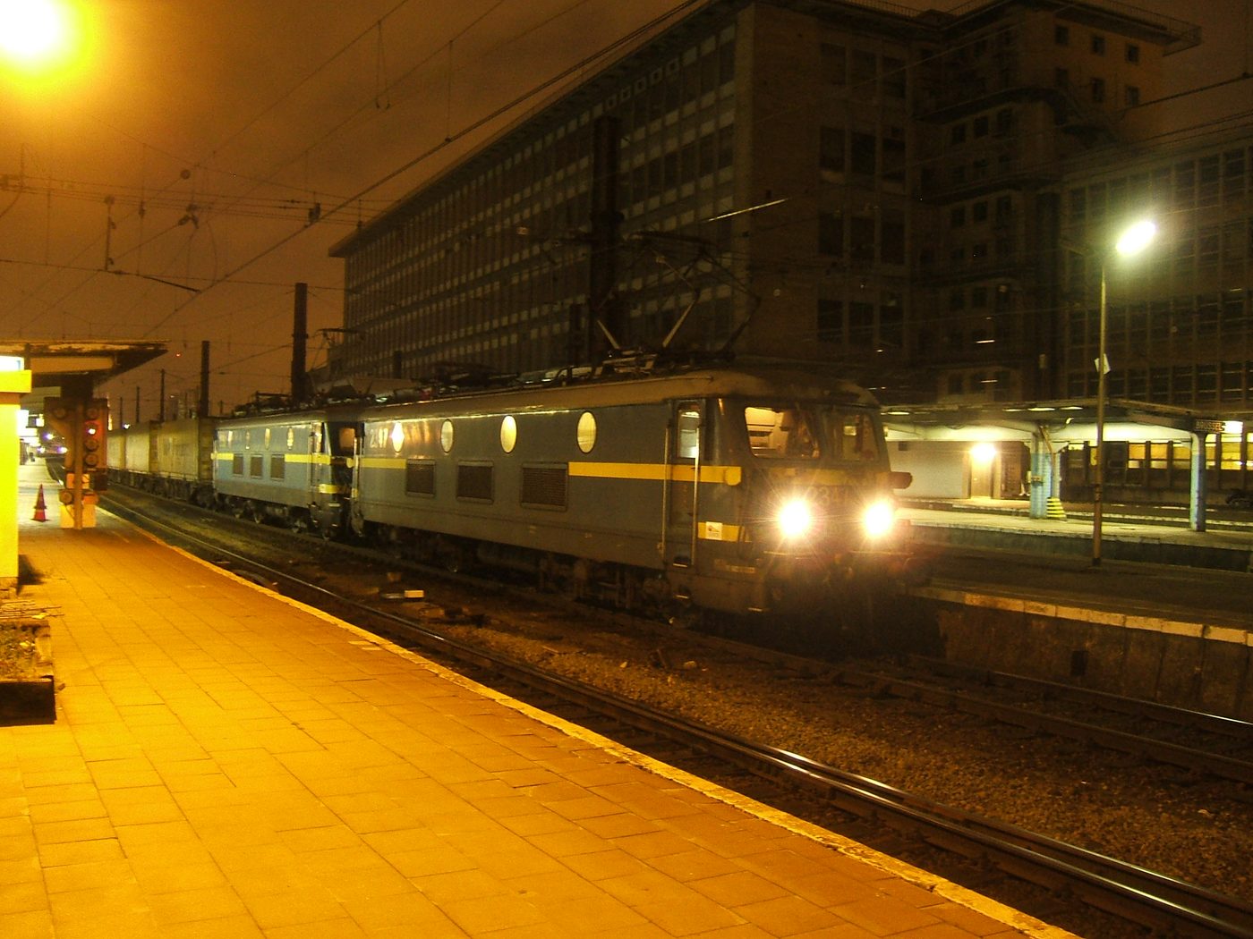 Man stapt trein uit met kalasjnikov in tas: arrestatie in Brussel-Zuid